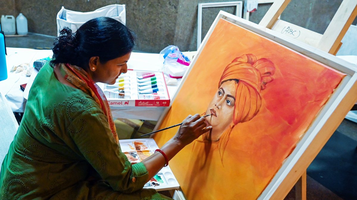 Artist paints Vivekananda at Har Ghar Tiranga workshop