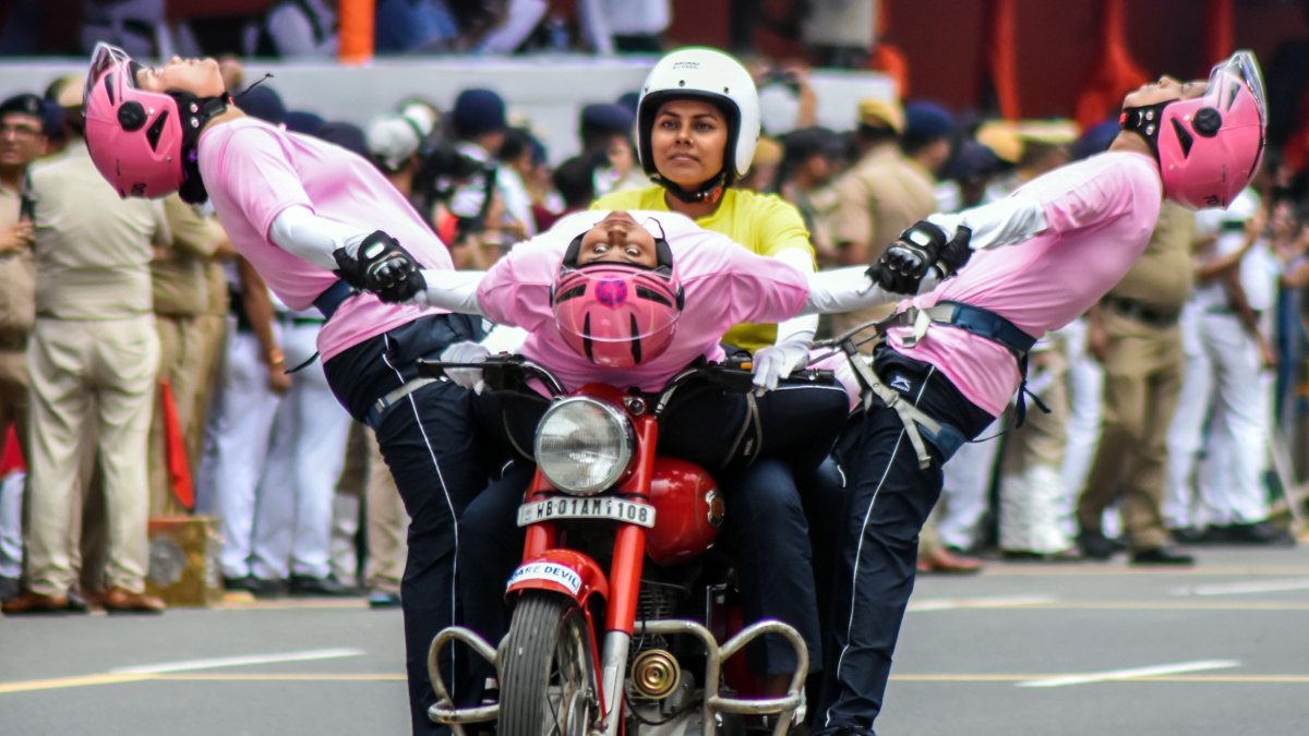 Kolkata Police women perform daredevil stunts at I-Day rehearsal