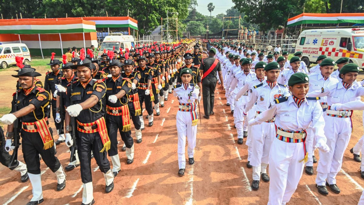 Police march in full-dress rehearsal for Independence Day in Patna