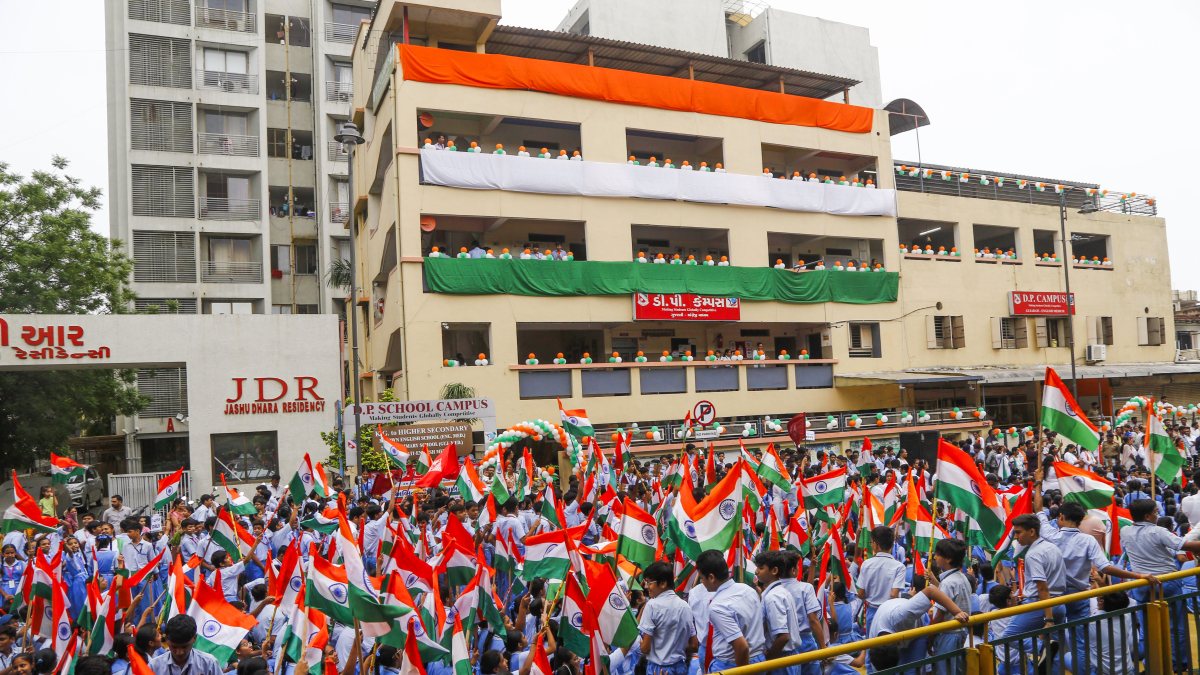 Students join Tiranga Yatra in Ahmedabad