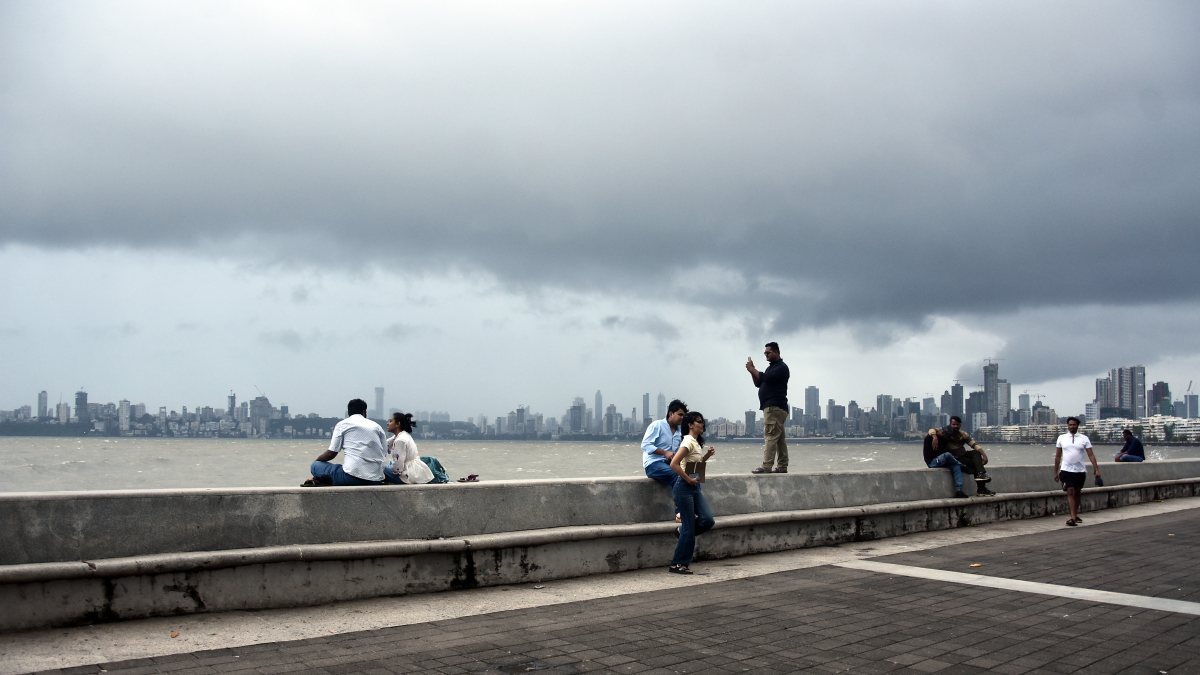 Mumbai residents enjoy Arabian Sea view amid pleasant weather