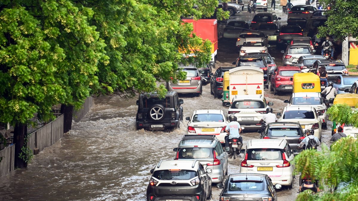 Heavy rain inundates Delhi roads, commuters wade through waterlogged streets