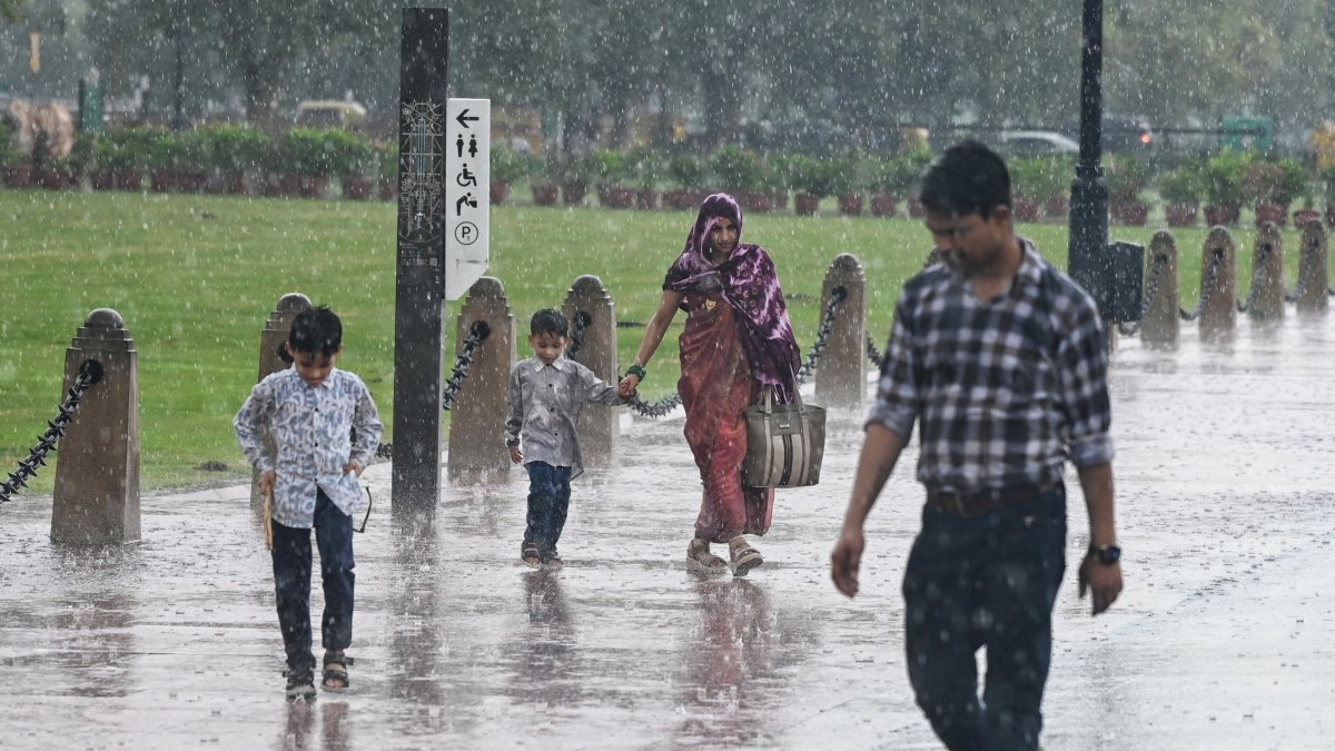 Heavy rainfall drenches visitors near India Gate in New Delhi