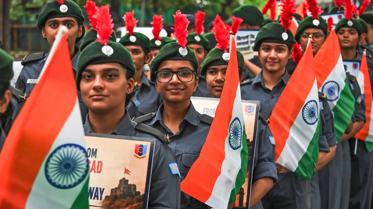 NCC cadets join Har Ghar Tiranga rally at Mumbai's Azad Maidan
