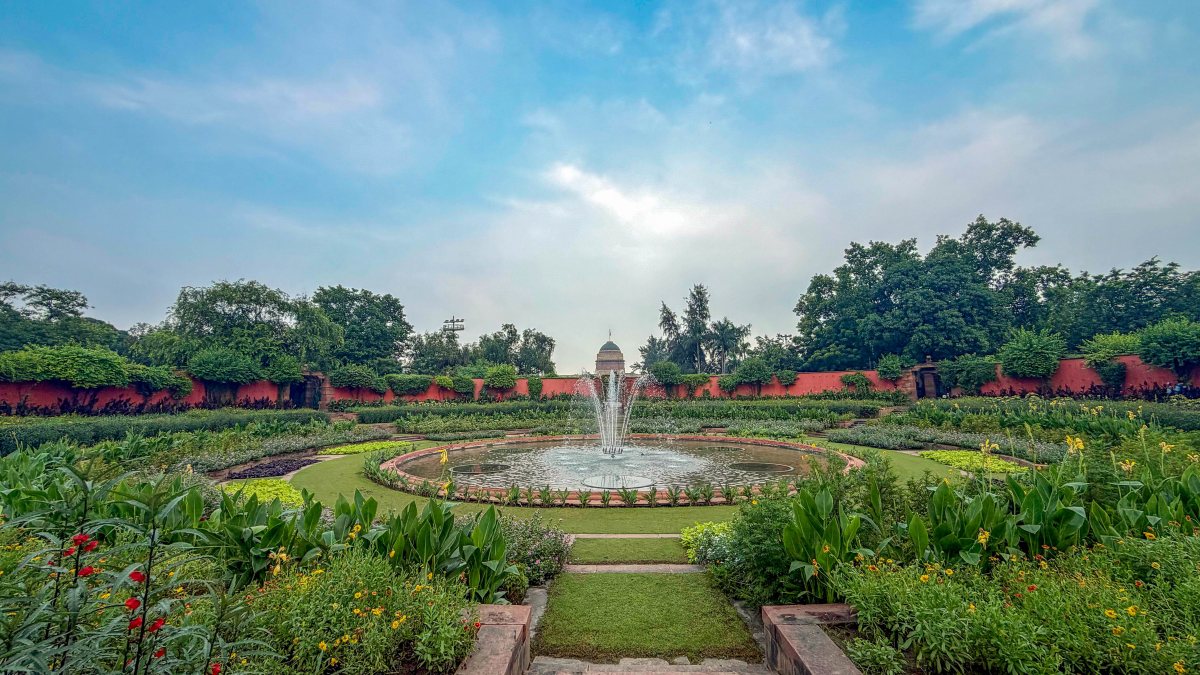 Amrit Udyan summer edition fountain dazzles at Rashtrapati Bhavan