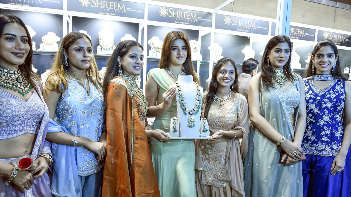 Nidhhi Agerwal dazzles at Radiance jewellery launch in Hyderabad