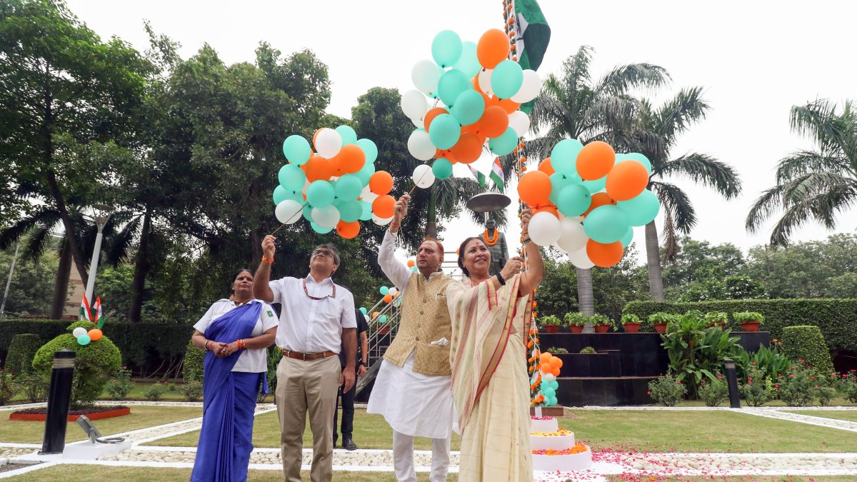 Delhi Mayor releases tricolour balloons for Har Ghar Tiranga campaign