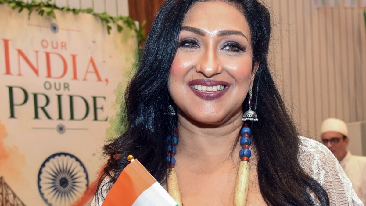 Rituparna Sengupta hoists tricolour at Kolkata pre-Independence Day event