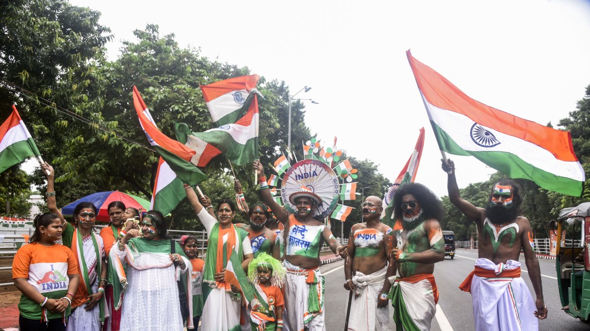 Artists stage patriotic street play ahead of 80th I-Day