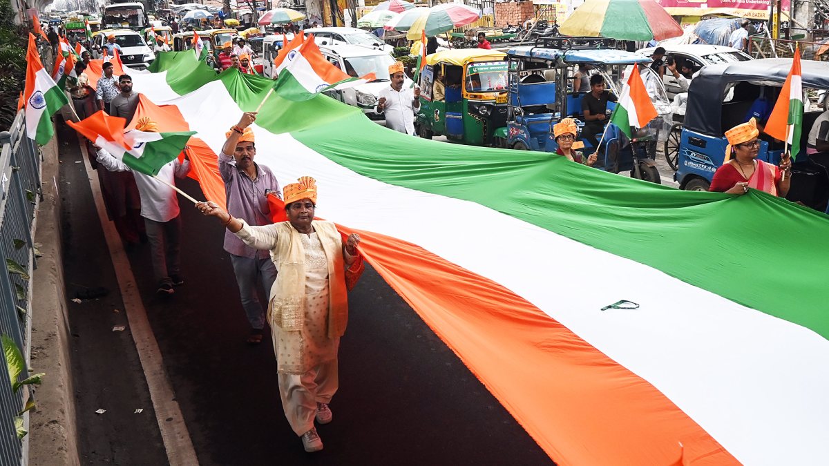BJP Patna holds long tricolour during Tiranga Yatra