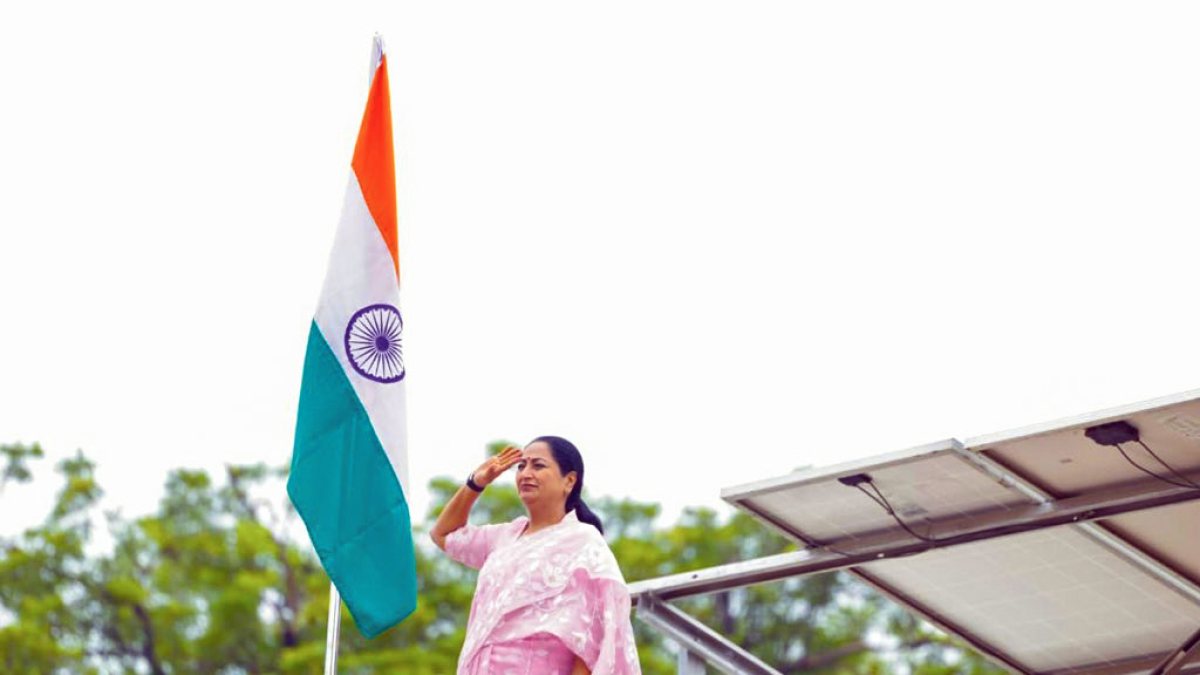Delhi CM hoists flag under Har Ghar Tiranga campaign