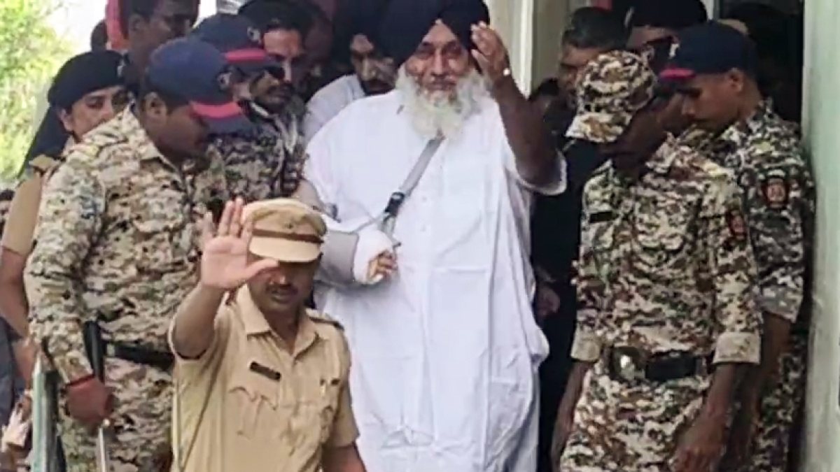 Sukhbir Badal discharged from Mumbai hospital after gurdwara attack