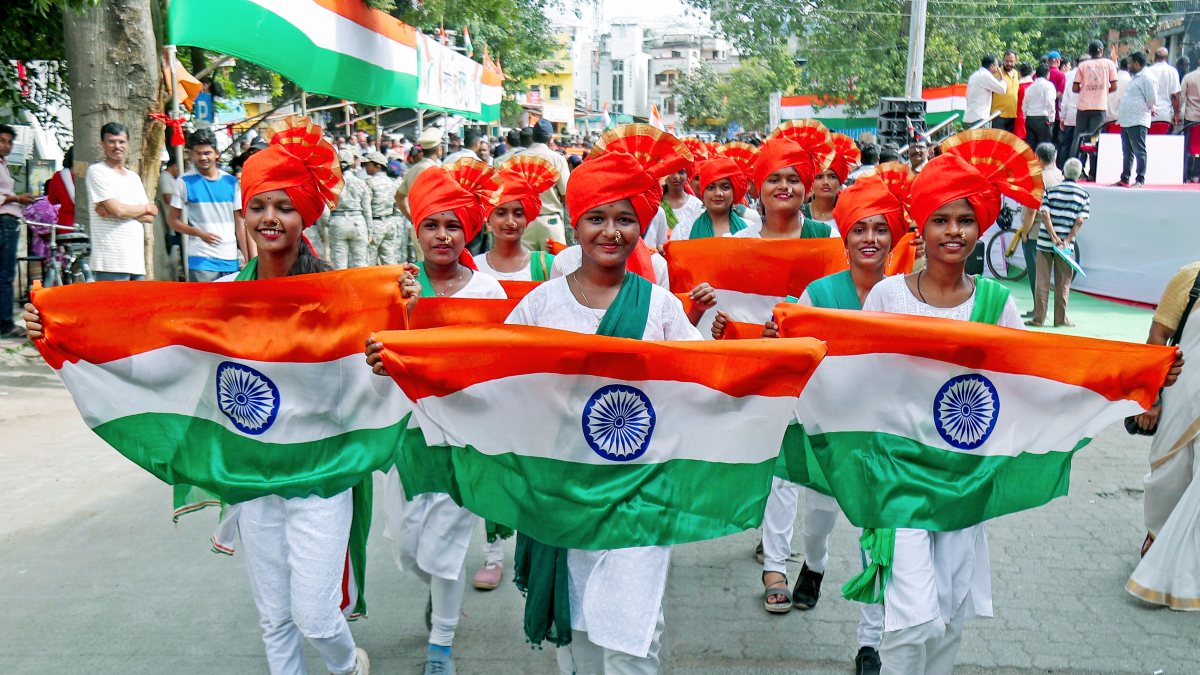 Children hold tricolors at Nagpur square on Independence Day eve