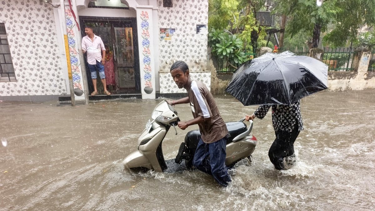 Monsoon rains waterlog Patiala roads, commuters struggle
