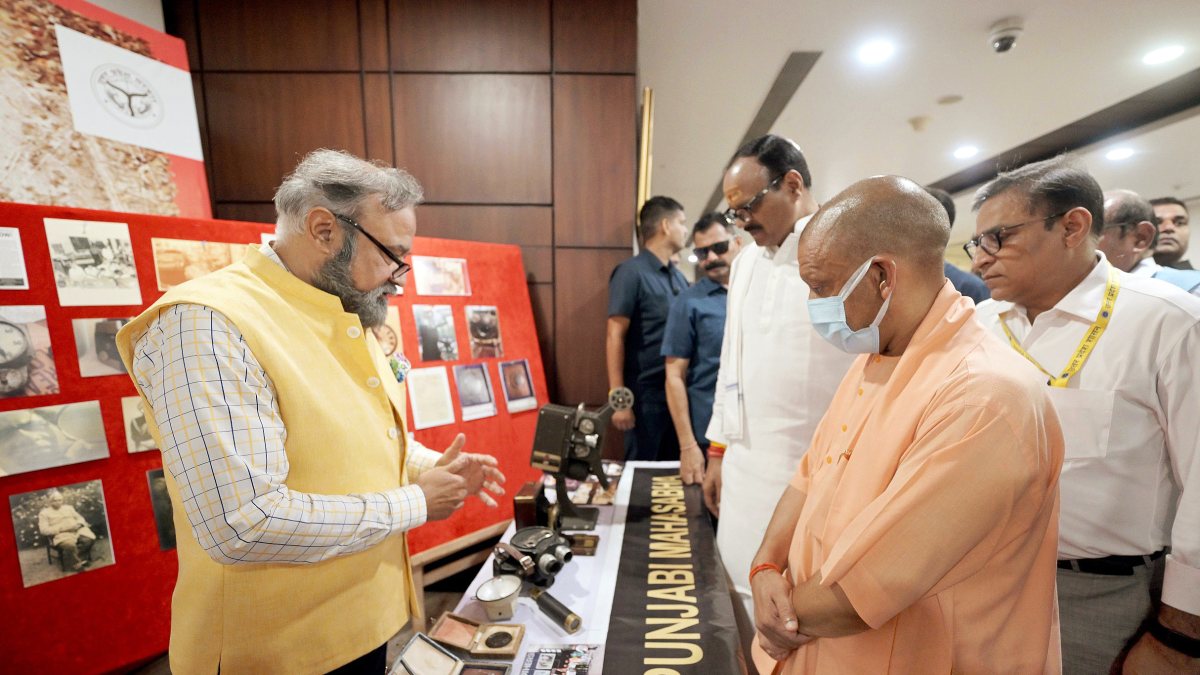 Yogi Adityanath views Partition exhibition on remembrance day
