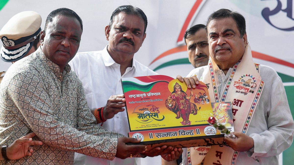 Gadkari receives Bharat Mata memento at Vande Mataram event