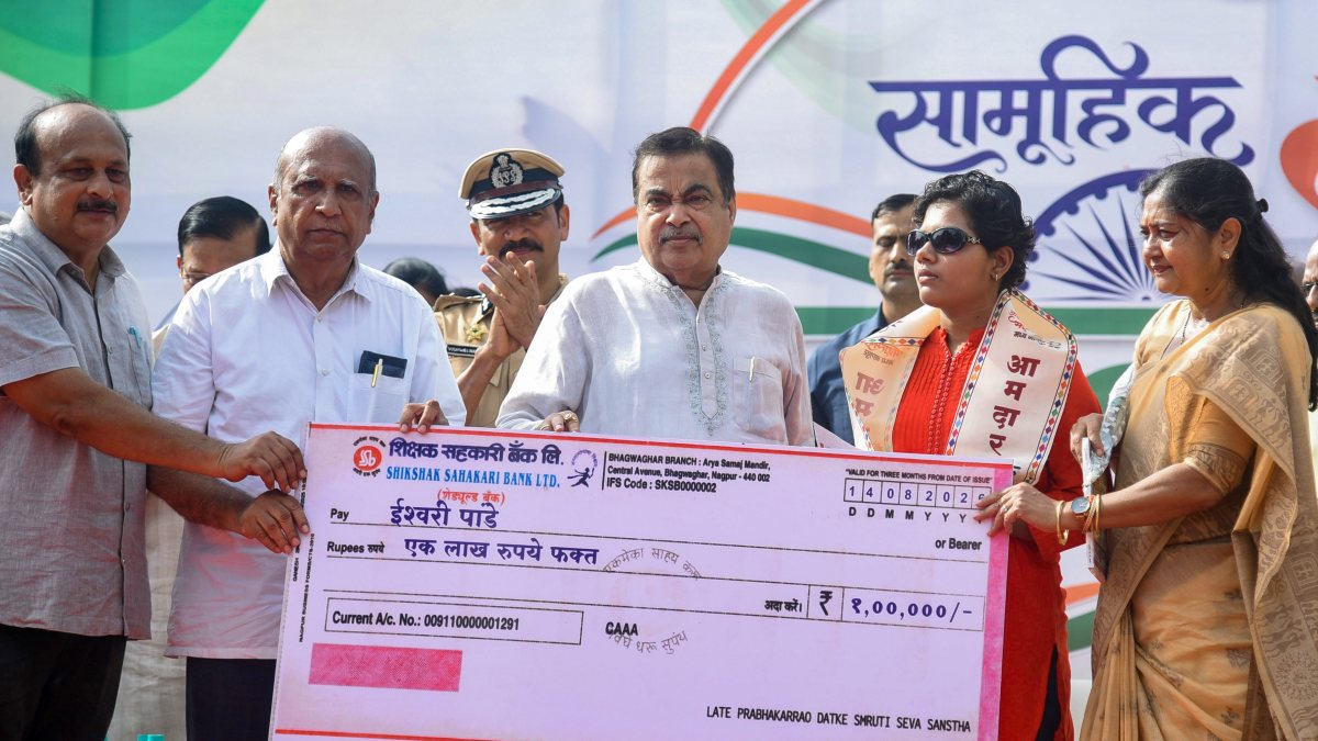 Gadkari presents cheque at Vande Mataram event in Nagpur