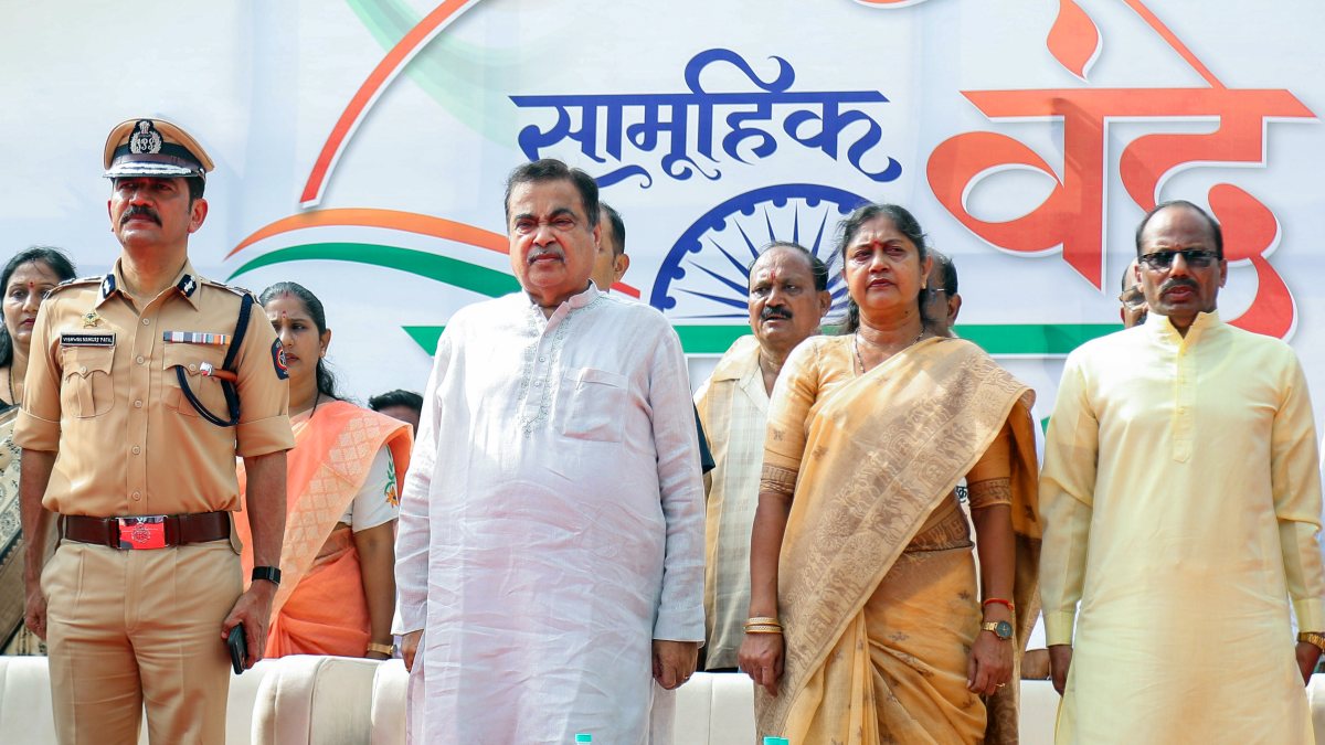 Gadkari leads Vande Mataram recitation in Nagpur