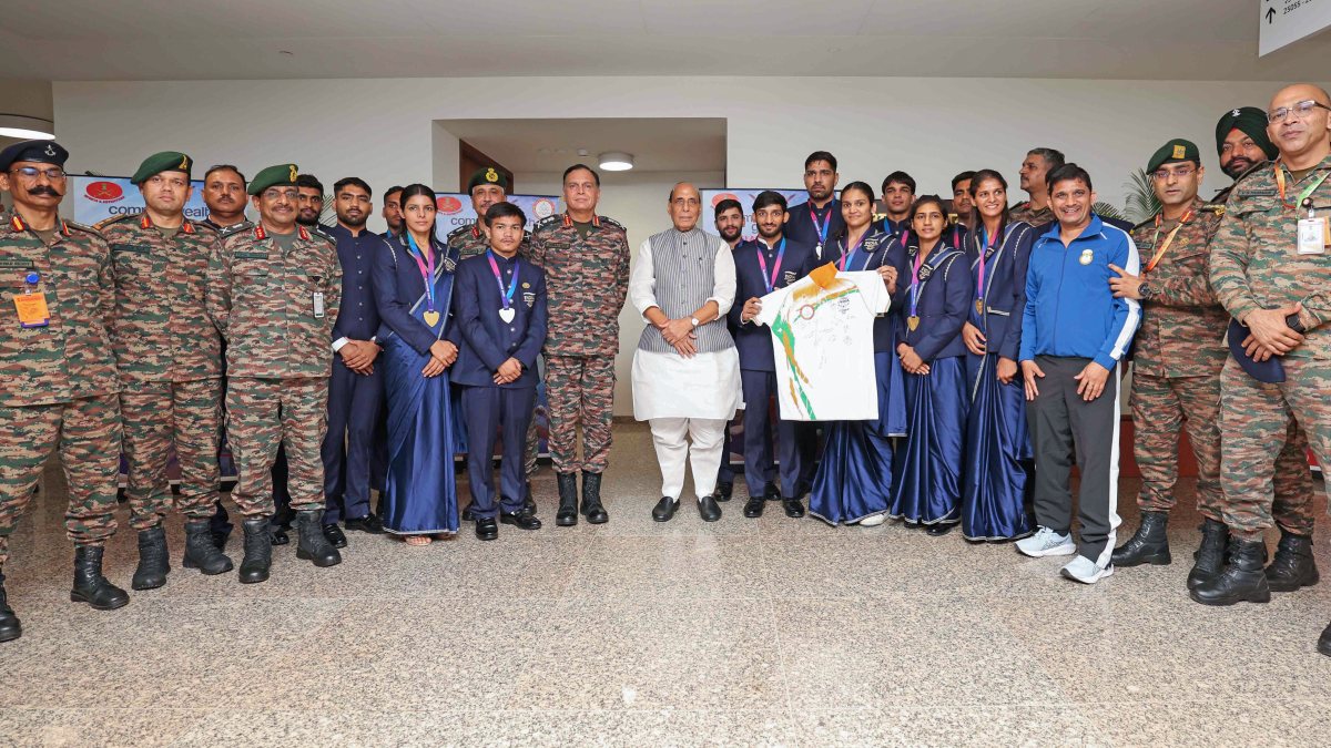 Rajnath Singh meets Army contingent with 16 CWG medals