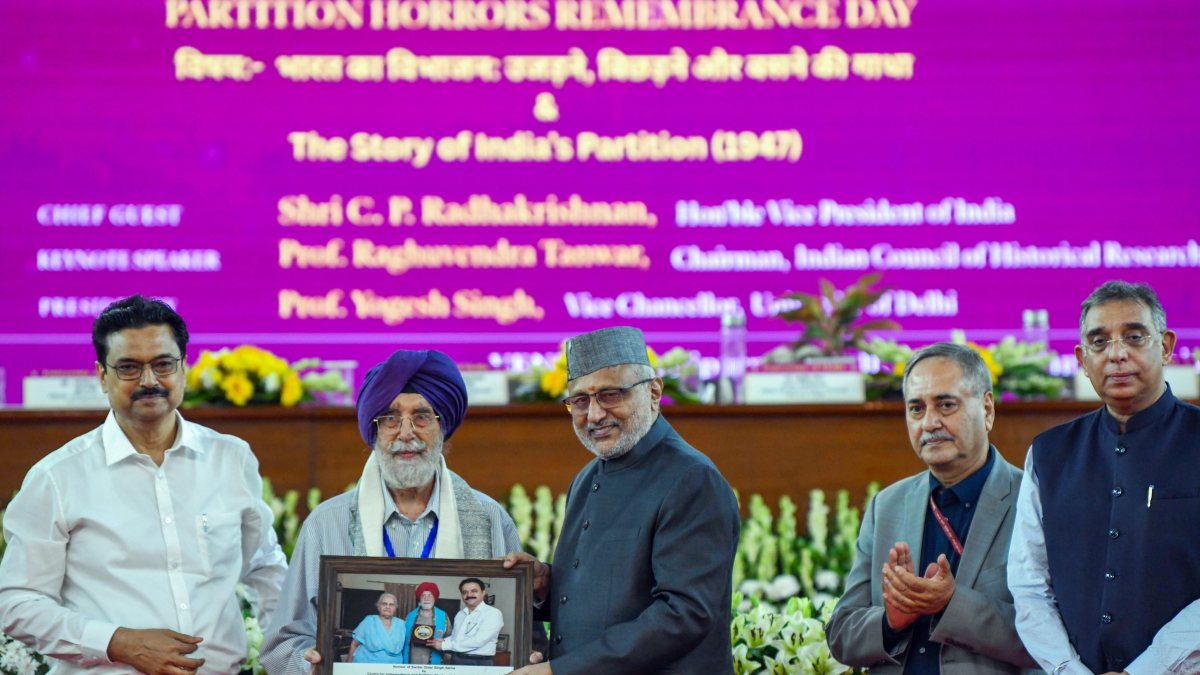 VP honours partition survivor at Delhi University seminar