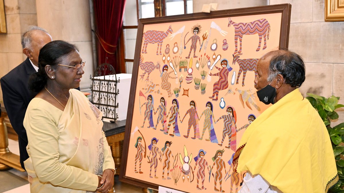 President Murmu meets artists from cultural academies in Delhi