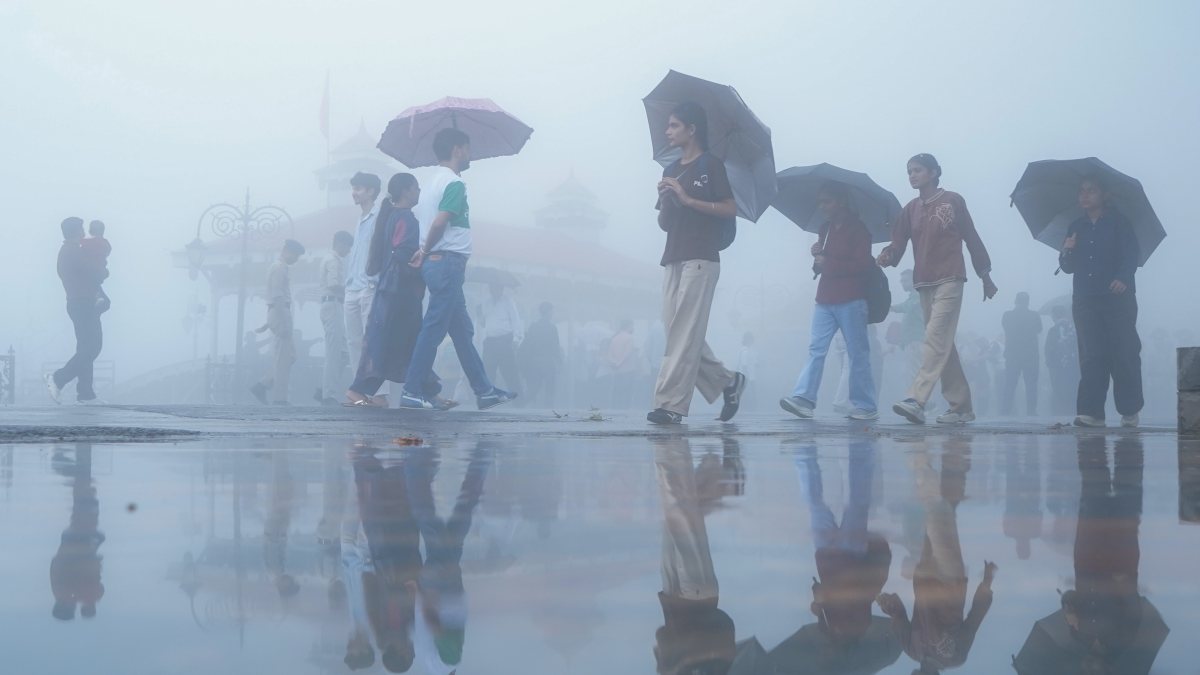 Heavy rainfall lashes Shimla, commuters brave wet roads