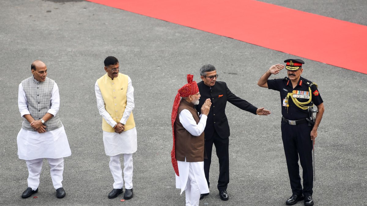 PM Modi hoists flag at Red Fort on 80th Independence Day