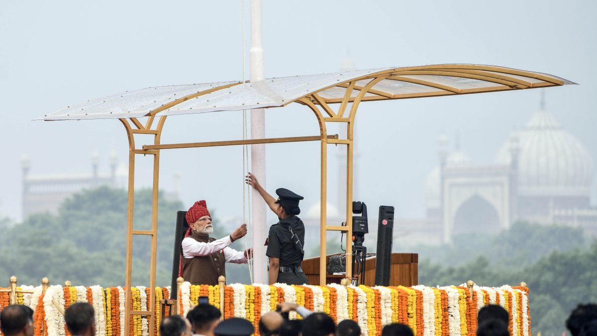 Modi hoists tricolour at Red Fort on 80th Independence Day