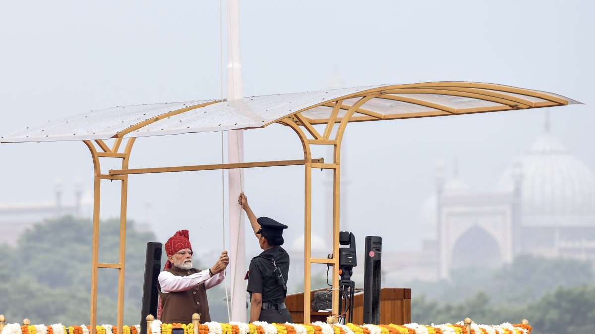 Modi hoists tricolour at Red Fort on 80th Independence Day