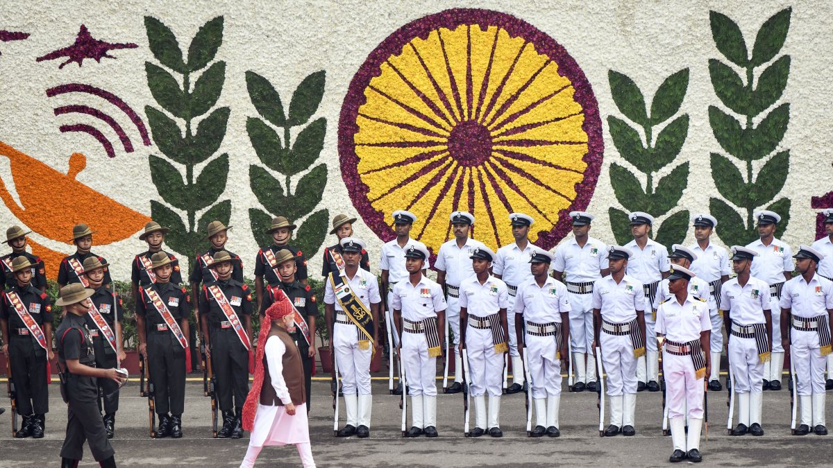 PM Modi hoists flag at Red Fort on 80th Independence Day
