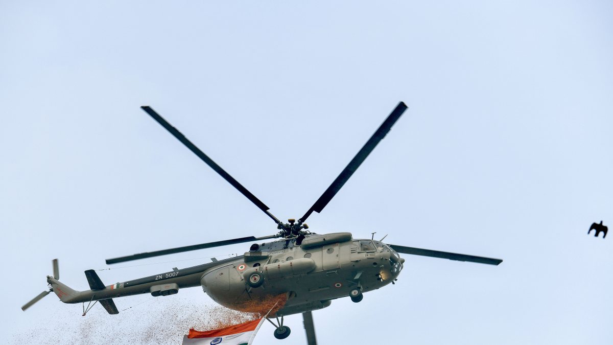 IAF helicopter showers flower petals at Red Fort on 80th I-Day