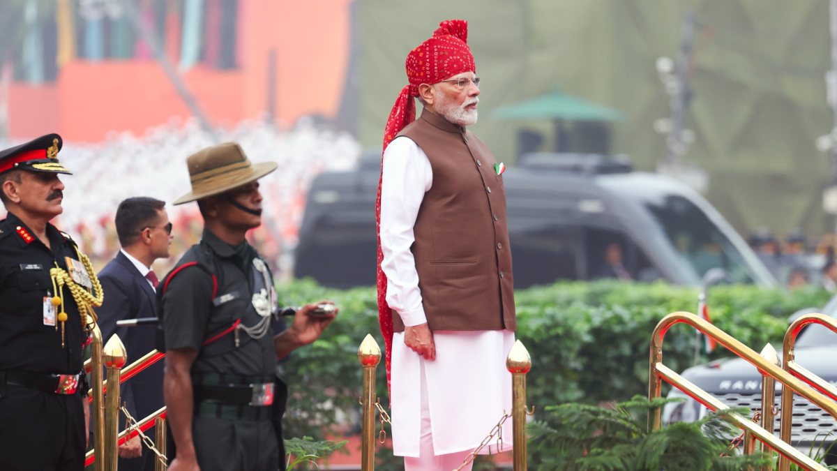 PM Modi hoists flag at Red Fort on 80th Independence Day