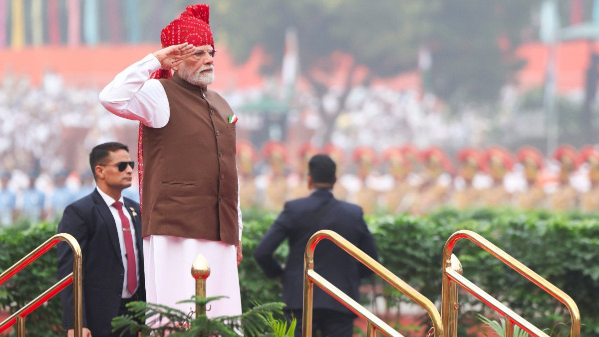 PM Modi hoists flag at Red Fort on 80th Independence Day