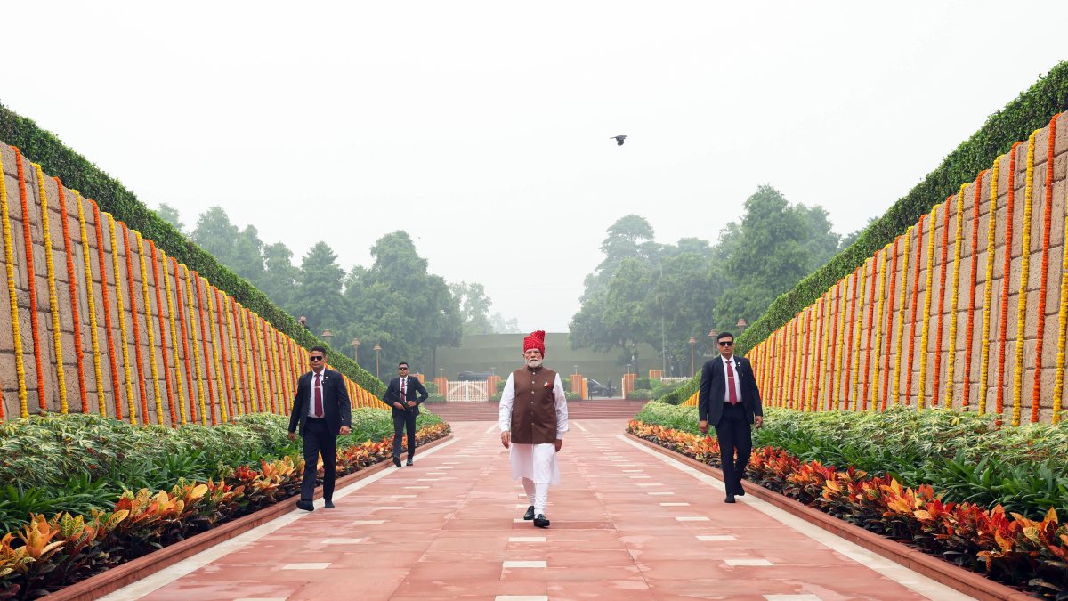 Modi hoists national flag at Red Fort on 80th Independence Day
