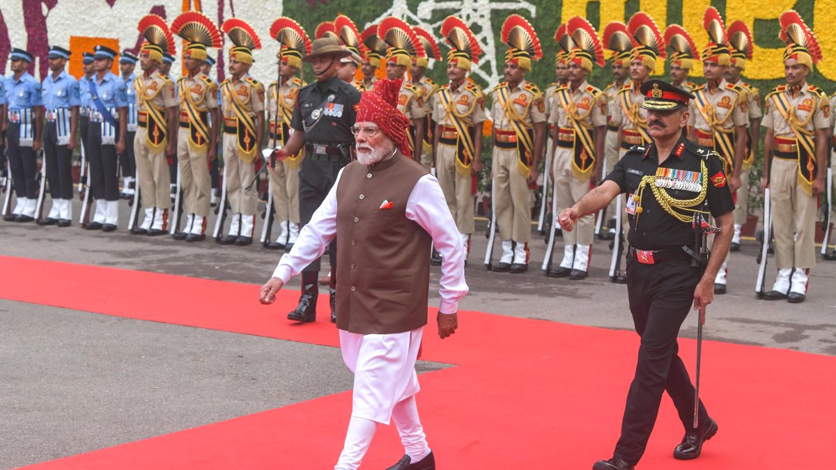 PM Modi receives Guard of Honour at Red Fort on 80th I-Day