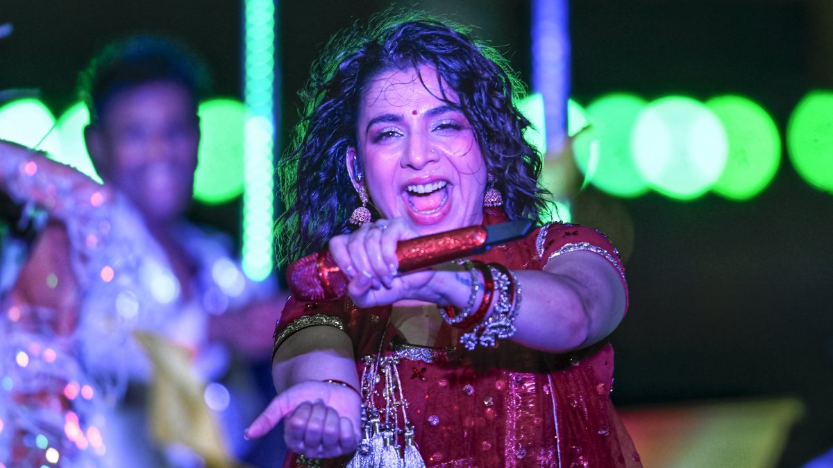 Singer Jasmine Sandlas performs at UP T20 league inauguration