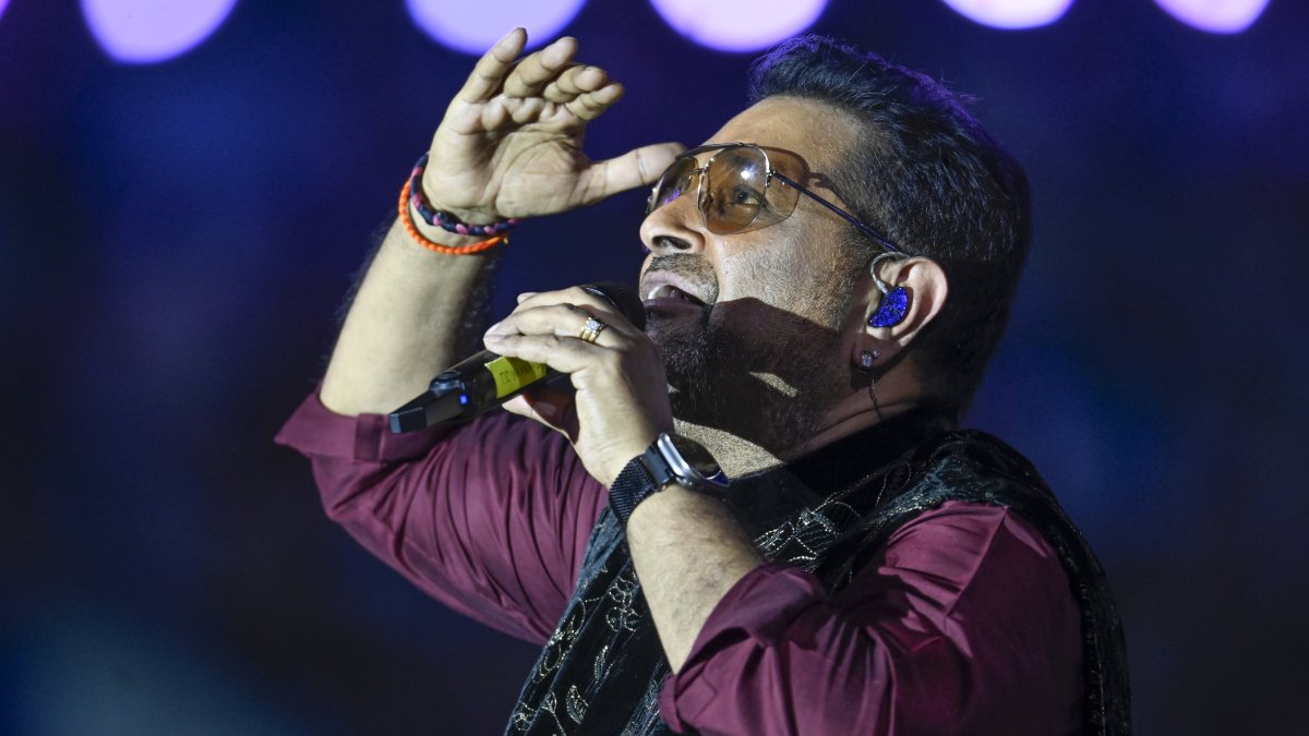 Shankar Mahadevan performs at UP T20 league inauguration in Lucknow