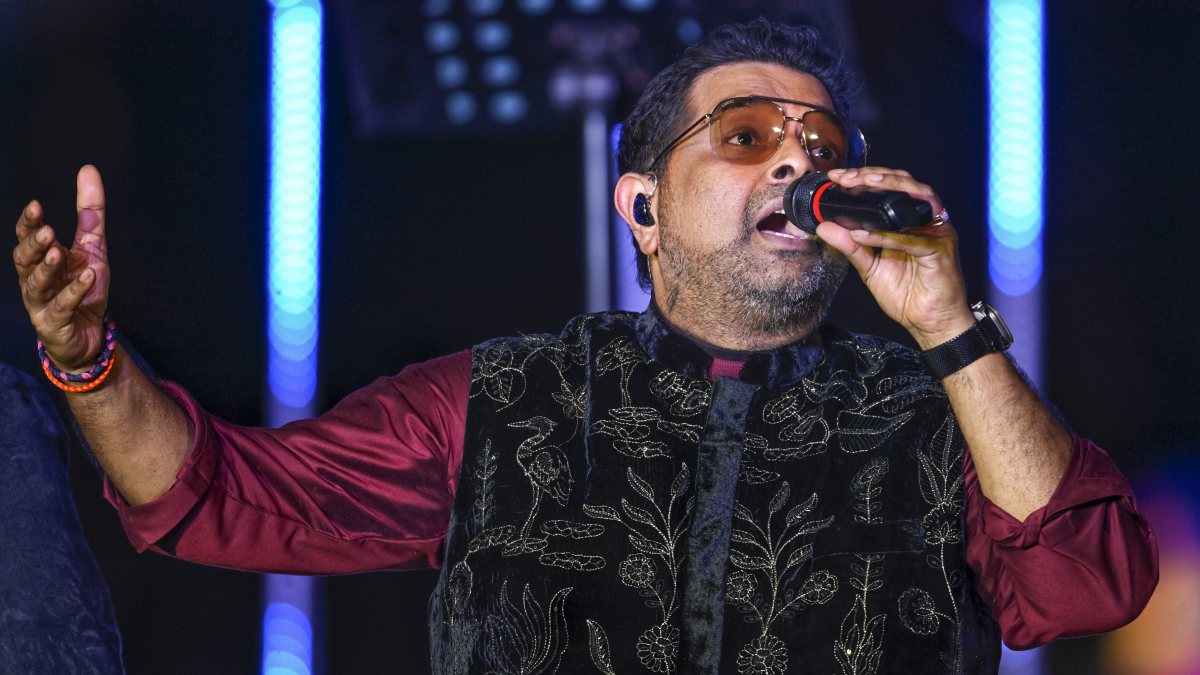 Shankar Mahadevan performs at UP T20 league inauguration in Lucknow