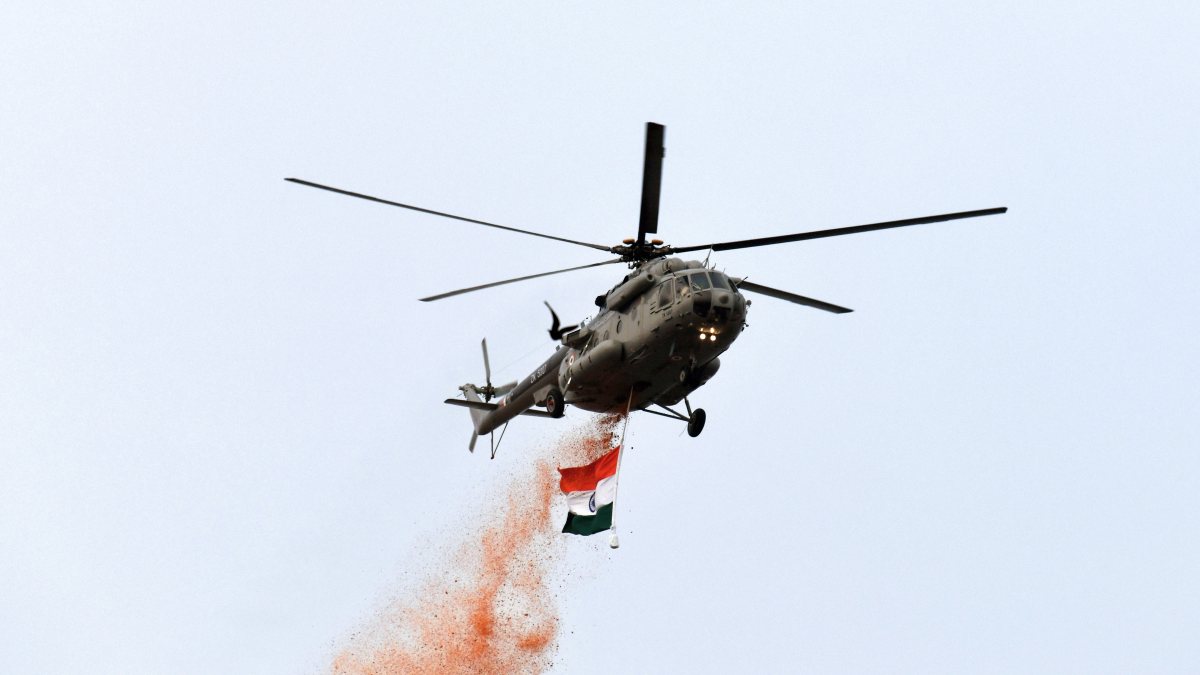 IAF helicopter showers flower petals at Red Fort on 80th I-Day