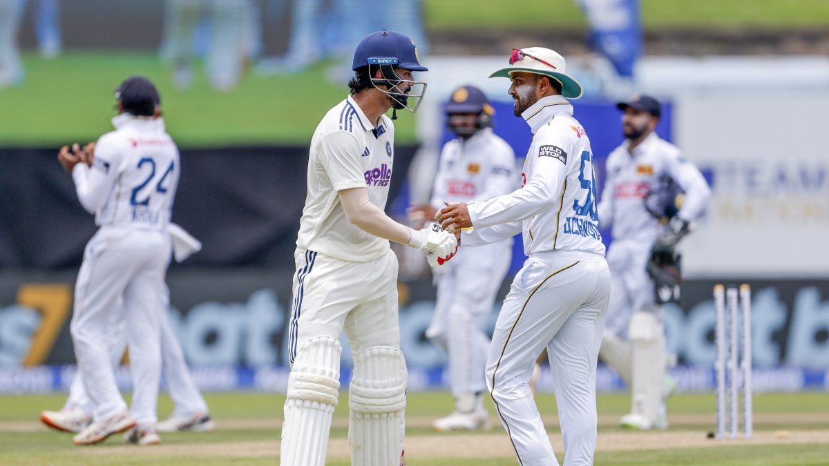 KL Rahul interacts with Sri Lankan player on day 1 of Galle Test