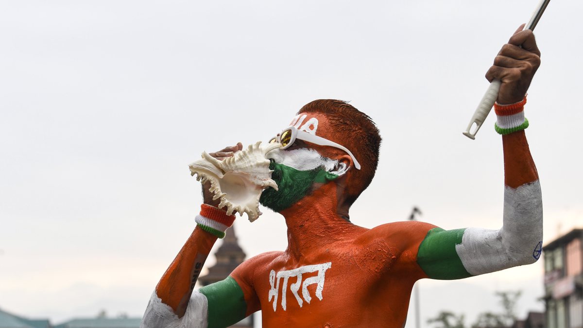 Tricolour-painted man blows conch at Srinagar Independence Day event