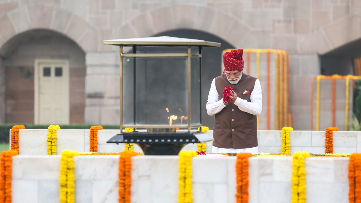 PM Modi pays tribute to Mahatma Gandhi at Rajghat on Independence Day