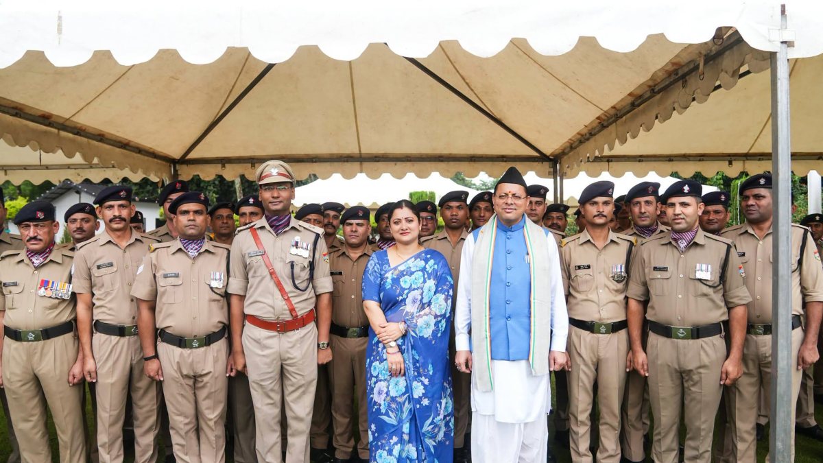 Uttarakhand CM Dhami with wife poses with police on Independence Day