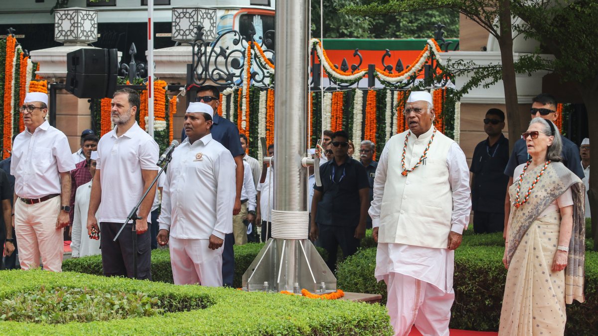 Congress leaders unfurl flag at 80th Independence Day event