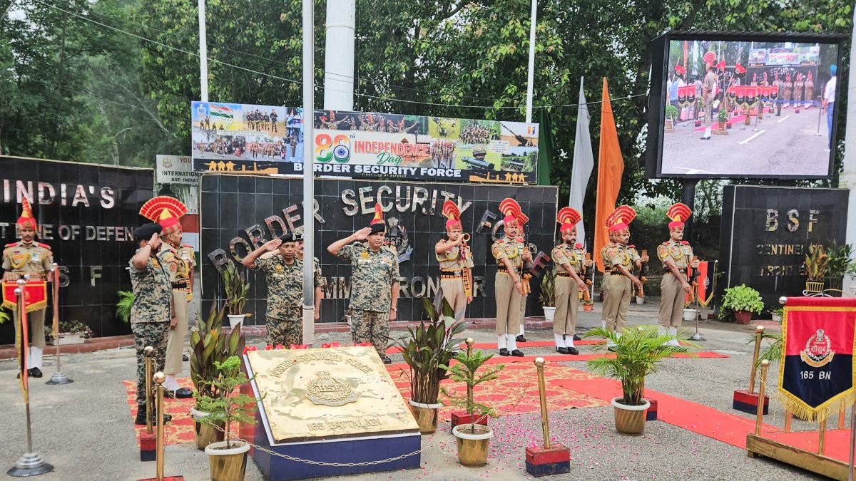 BSF IG hoists tricolour at International Border in Jammu