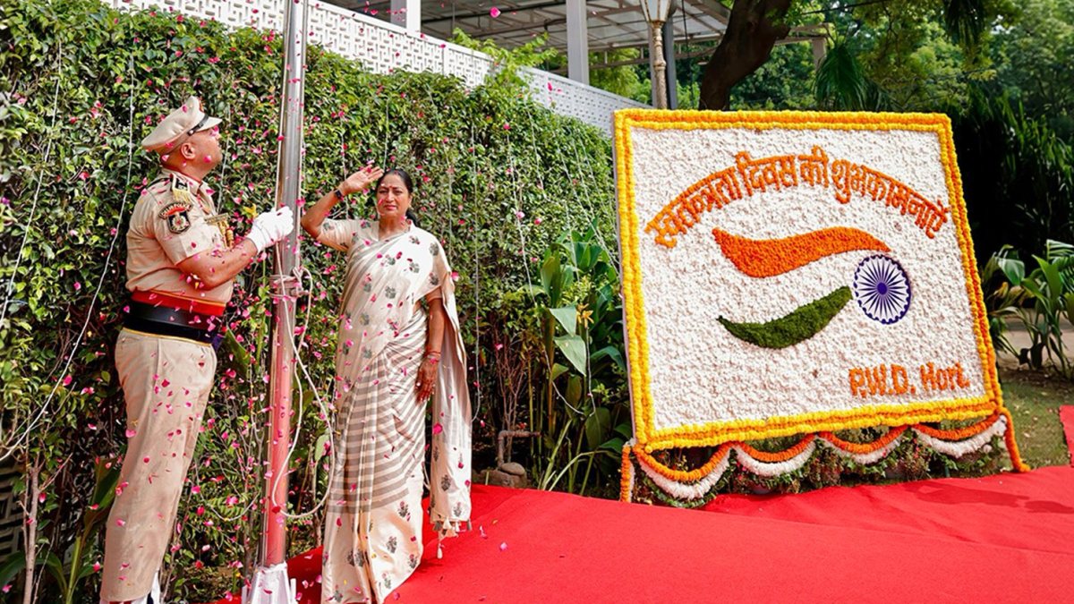 Delhi CM Rekha Gupta hoists national flag on 80th Independence Day