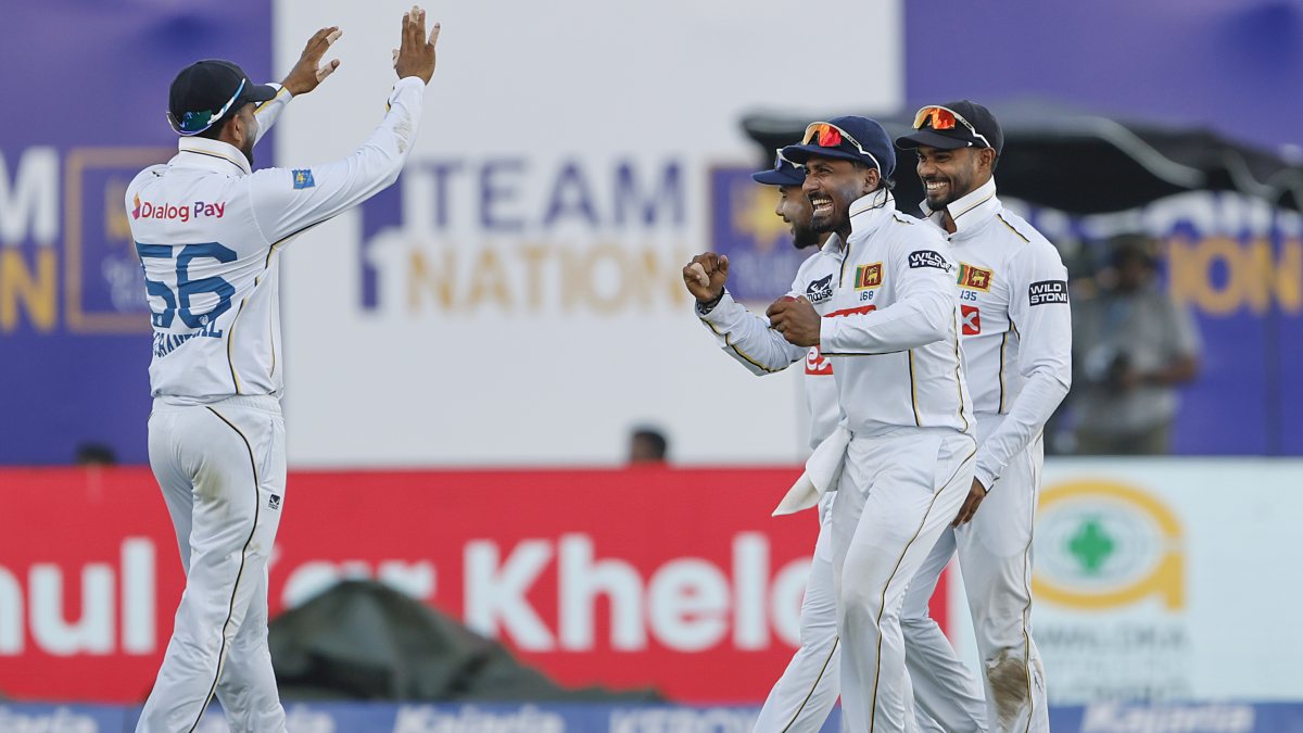 Sri Lanka players celebrate Shubman Gill's wicket on day one