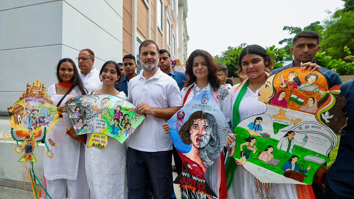 Rahul Gandhi flies kites with women at I-Day event