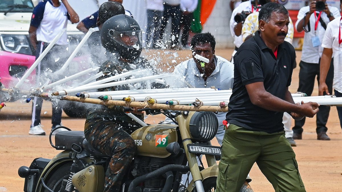 Bengaluru women police perform at 80th Independence Day event
