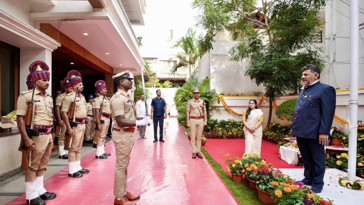 Karnataka CM Shivakumar inspects guard of honour on I-Day